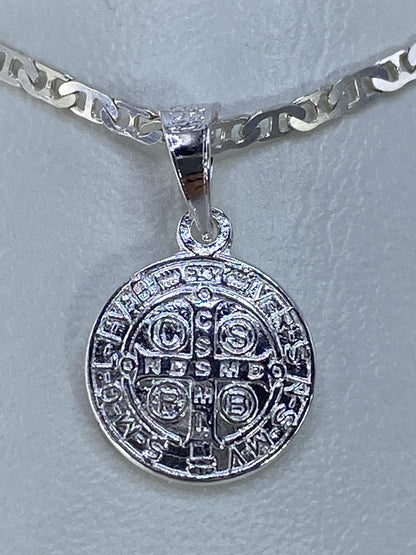 Dije Medalla de San Benito en plata 925 repujada, frente y reverso visibles en cadena plateada