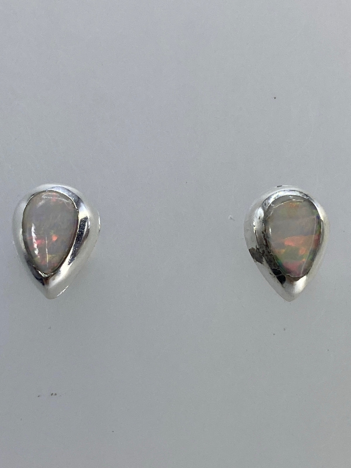 Par de aretes de plata con ópalo de fuego multicolor — tonos rojo, amarillo y verde