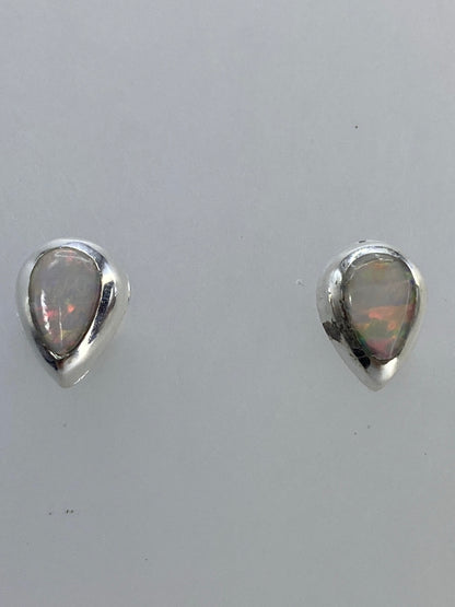 Par de aretes de plata con ópalo de fuego multicolor — tonos rojo, amarillo y verde
