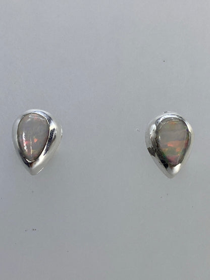 Aretes sobre escala de precisión mostrando peso de 0.85 gramos