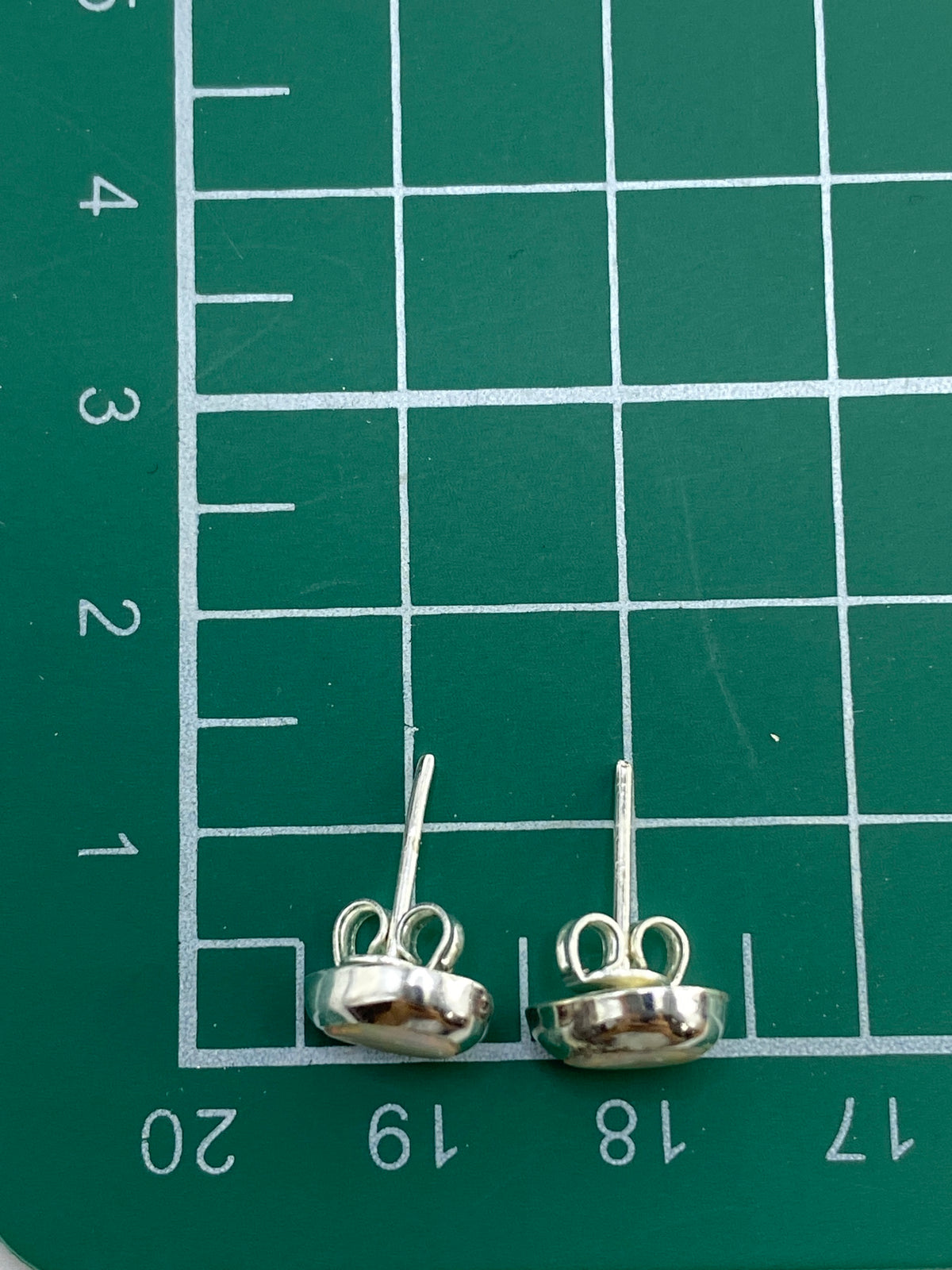 Aretes de ópalo de fuego con cierre de mariposa en plata de Taxco