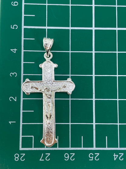 Comparación de tamaño del dije: crucifijo de 4.5 cm junto a medida de escala