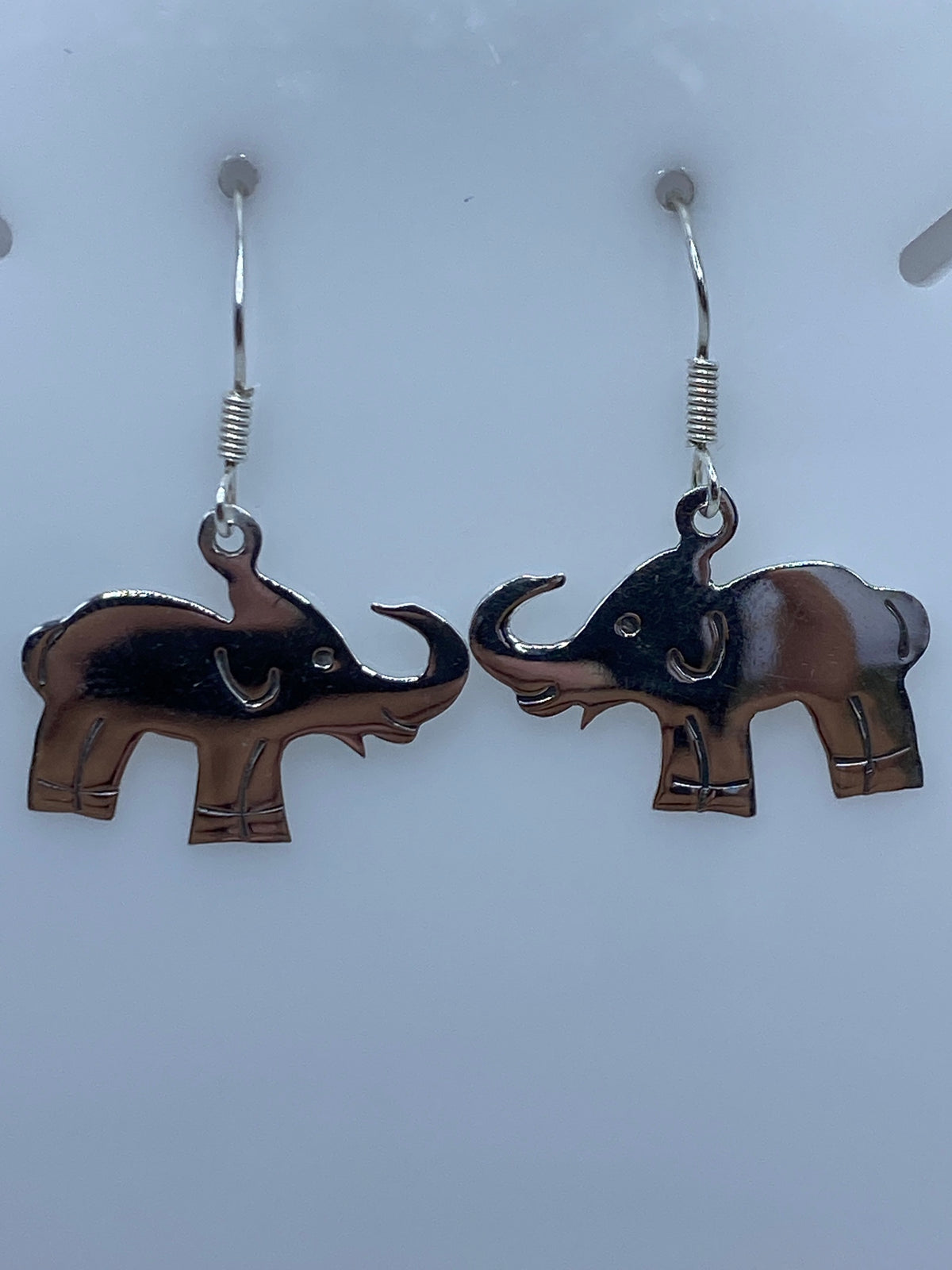 Par de aretes de plata 925 con motivo de elefante minimalista, colgando de ganchos de plata