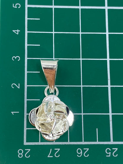 Dije de plata 925 repujado con el Quinto visible en la base