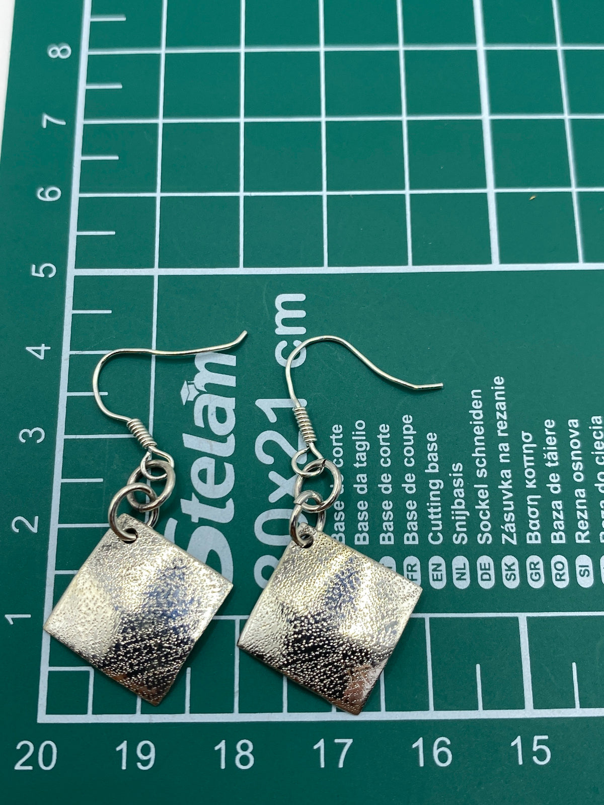 Aretes repujados en plata 925 con cierre de gancho, perfectos para diario
