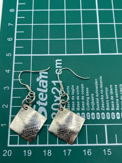 Aretes repujados en plata 925 con cierre de gancho, perfectos para diario
