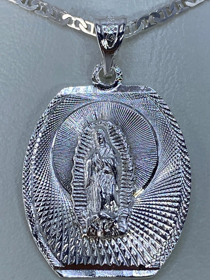 Dije de 3.3 cm mostrando el acabado pulido y los detalles en alto relieve