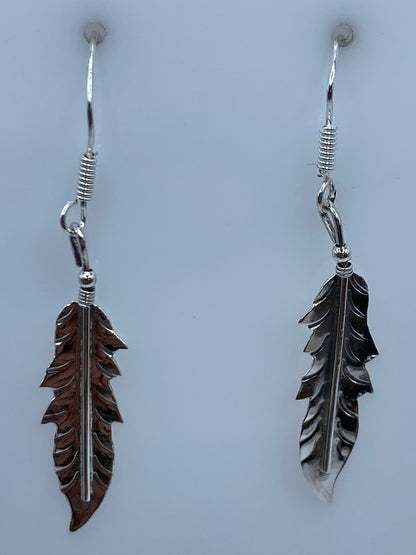 Aretes de hoja en escala con regla — largo 4.8 cm, peso 1.45 g