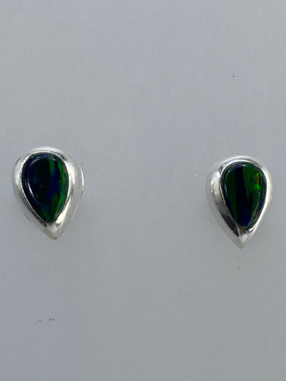 Par de aretes de plata con ópalo de fuego multicolor, mostrando los tonos rojo, naranja, verde y azul