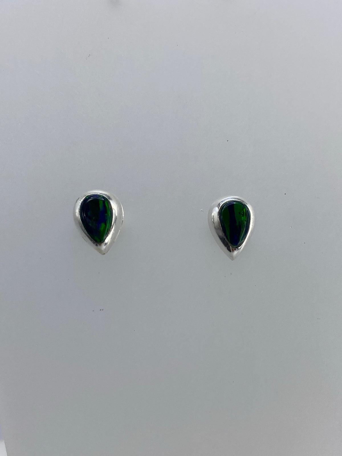 Detalle del engaste a mano del ópalo en plata 925 de Taxco
