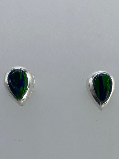 Aretes de frente mostrando la forma de lágrima y el brillo del ópalo