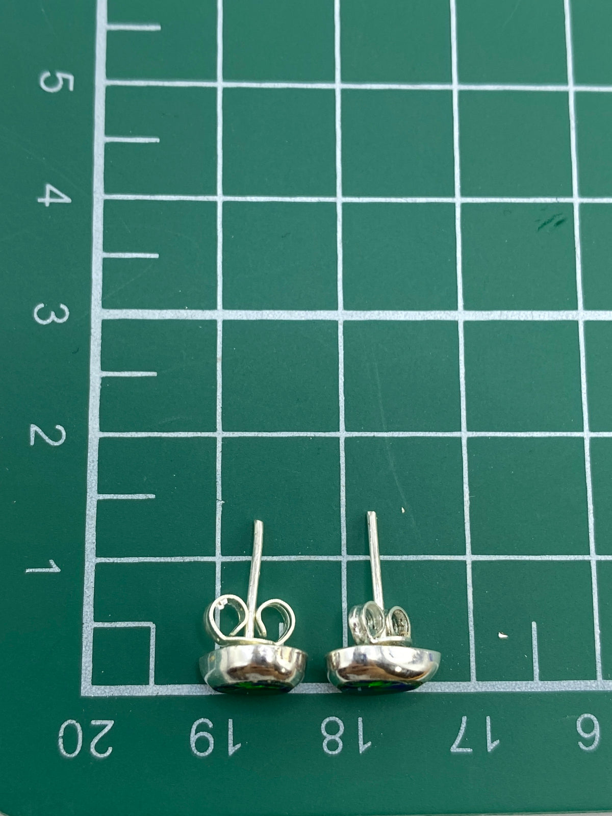 Aretes sobre fondo blanco con el sello 925 visible en la base