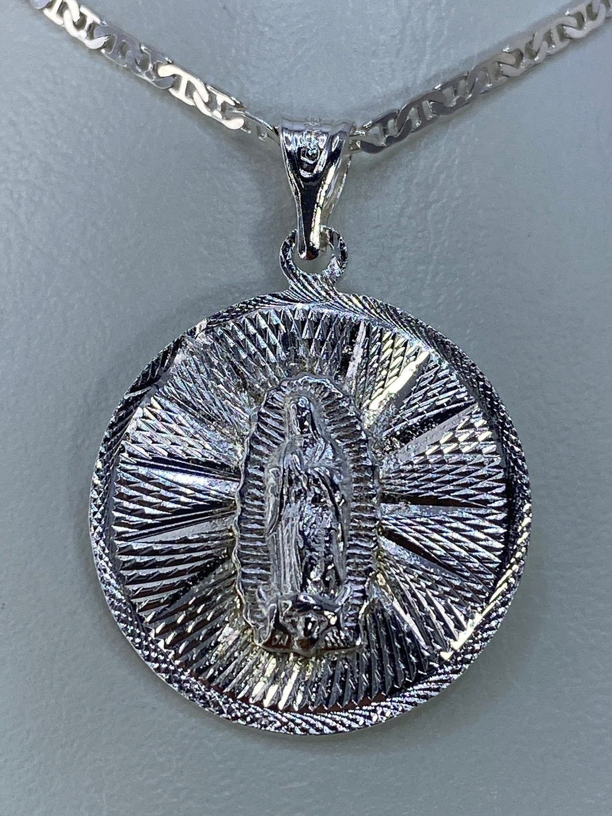 Dije de plata Virgen de Guadalupe en relieve repujado con rayos alrededor