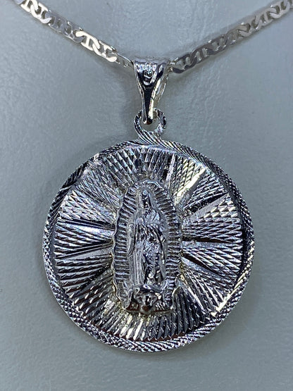 Dije de plata Virgen de Guadalupe en relieve repujado con rayos alrededor