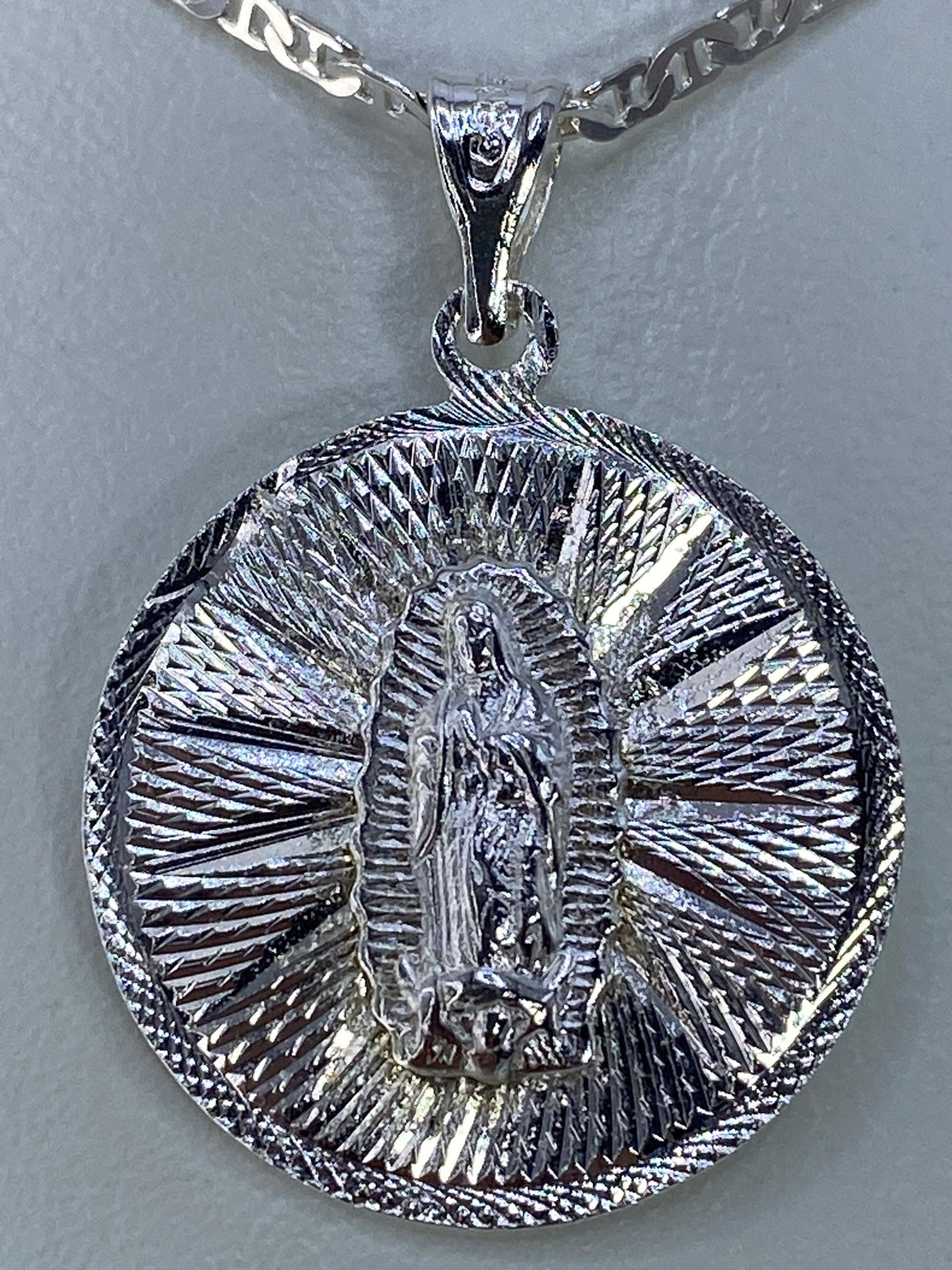 Detalle del repujado: Virgen de Guadalupe con volumen martillado