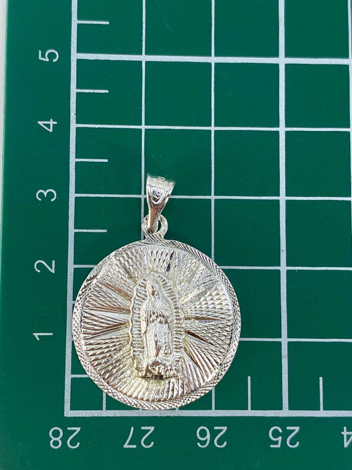 Dije de plata 925 con Quinto, acabado brillante sobre fondo neutro
