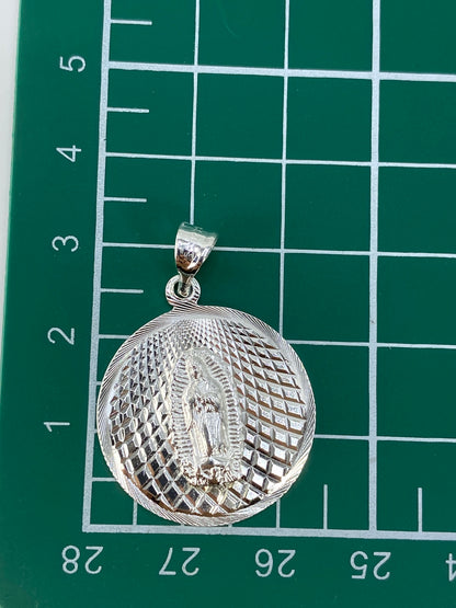 Detalle del Quinto 925 y el acabado pulido del dije de plata