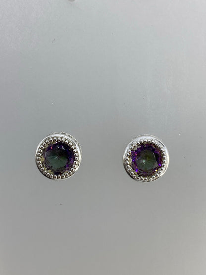 Detalle frontal de los aretes mostrando el engaste de circonia multicolor