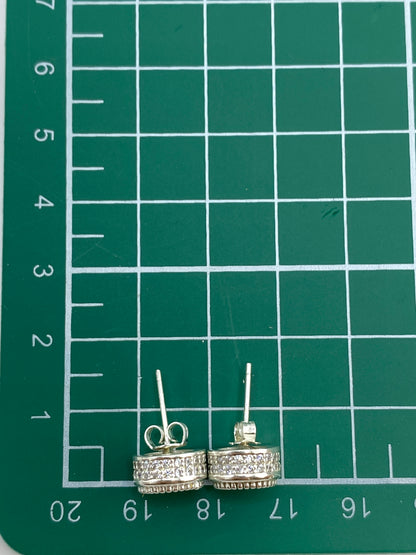 Aretes sobre superficie azul destacando el brillo de la micro-circonia cristalina