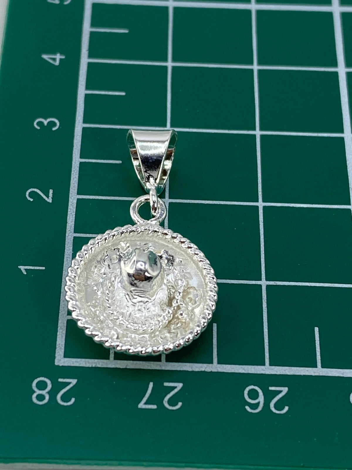 Reverso del dije de plata 925 mostrando el Quinto de autenticidad