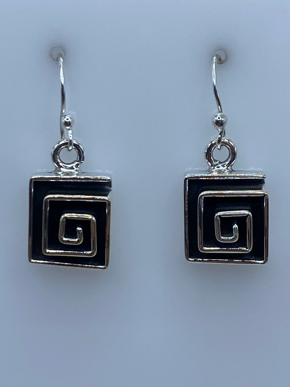 Par de aretes de plata 925 con motivo de espiral griega cuadrada, vista frontal