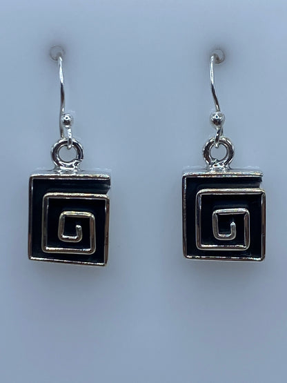 Par de aretes de plata 925 con motivo de espiral griega cuadrada, vista frontal