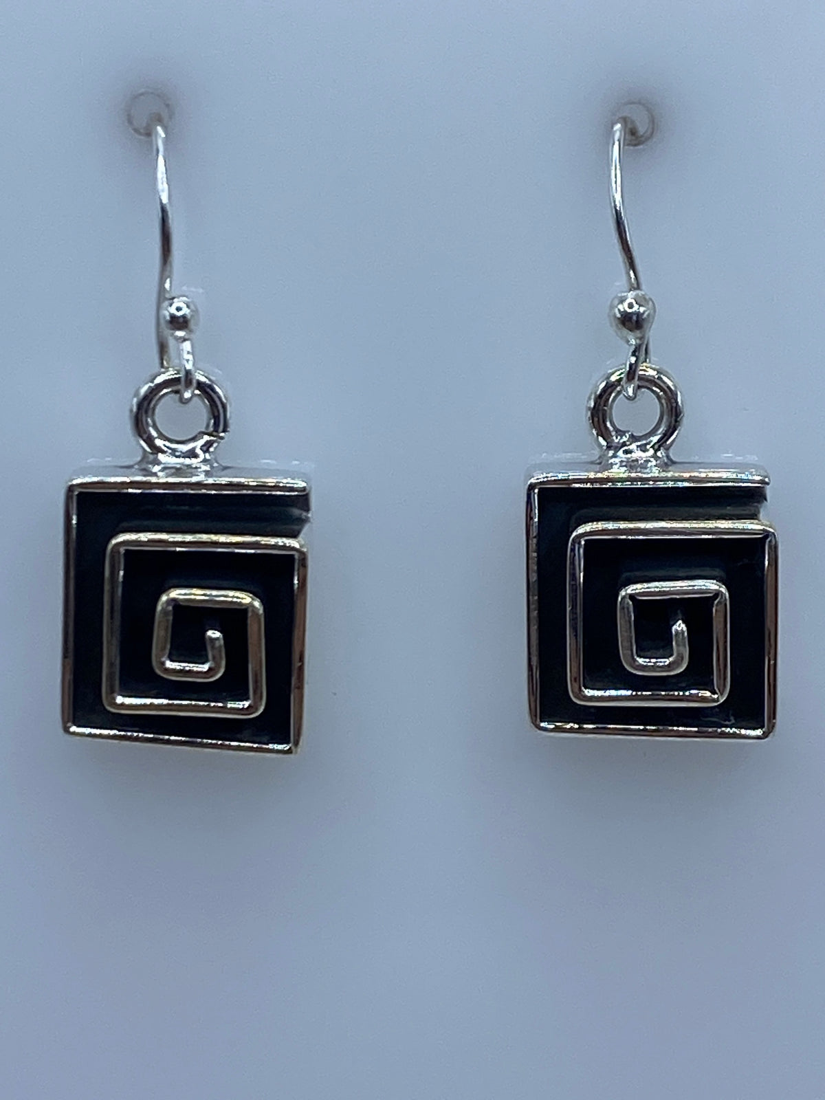 Aretes griegos en plata fundida, detalle del patrón geométrico labrado