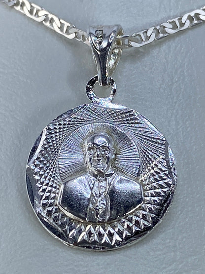 Dije espiritual de plata 925 visto de lado mostrando la profundidad del repujado