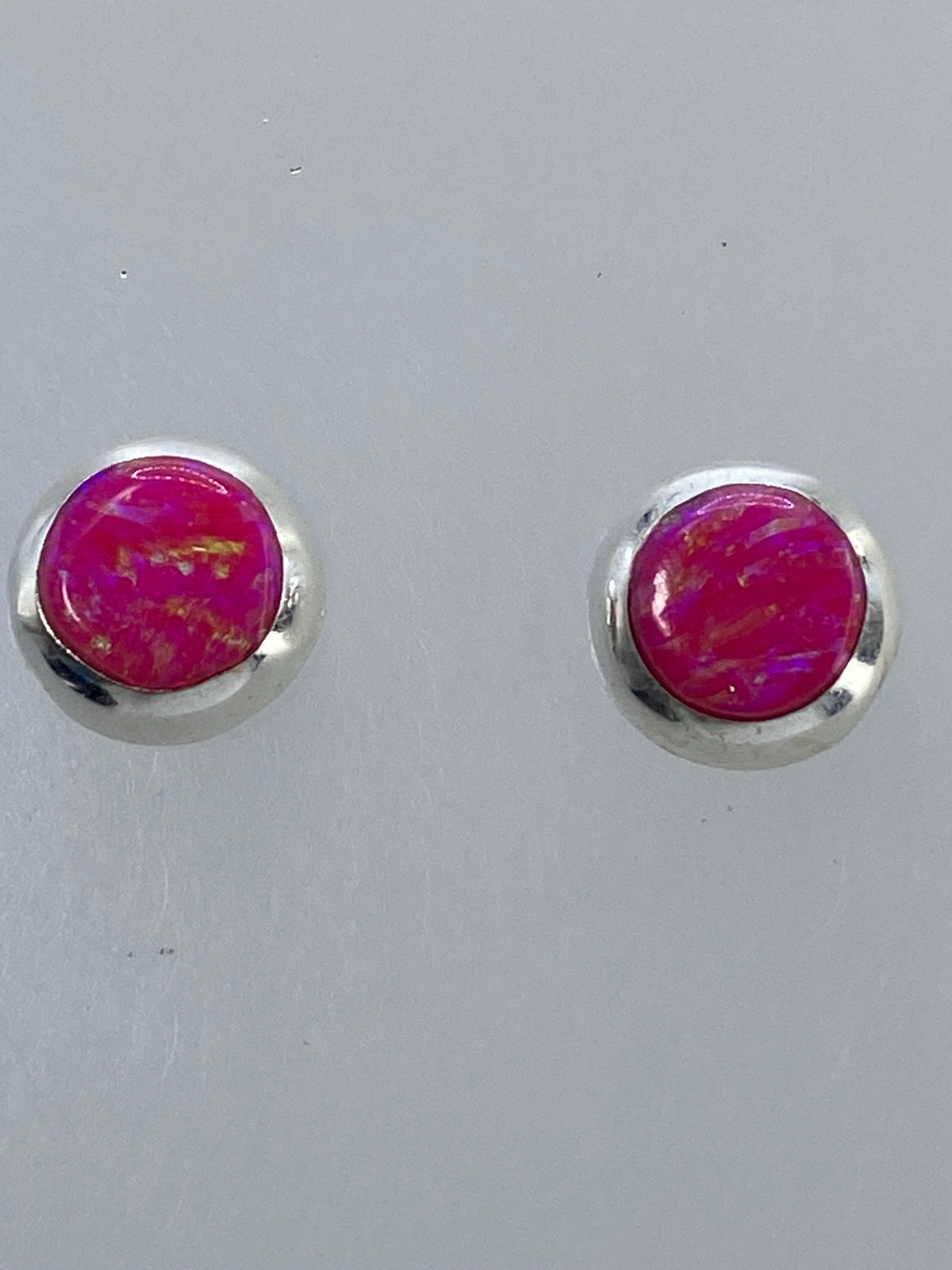 Par de aretes de plata con ópalo de fuego multicolor en tonos naranja y rojo
