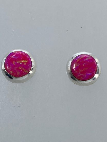 Par de aretes de plata con ópalo de fuego multicolor en tonos naranja y rojo