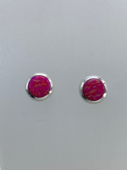 Detalle de un arete mostrando el engaste de plata 925 y el brillo del ópalo