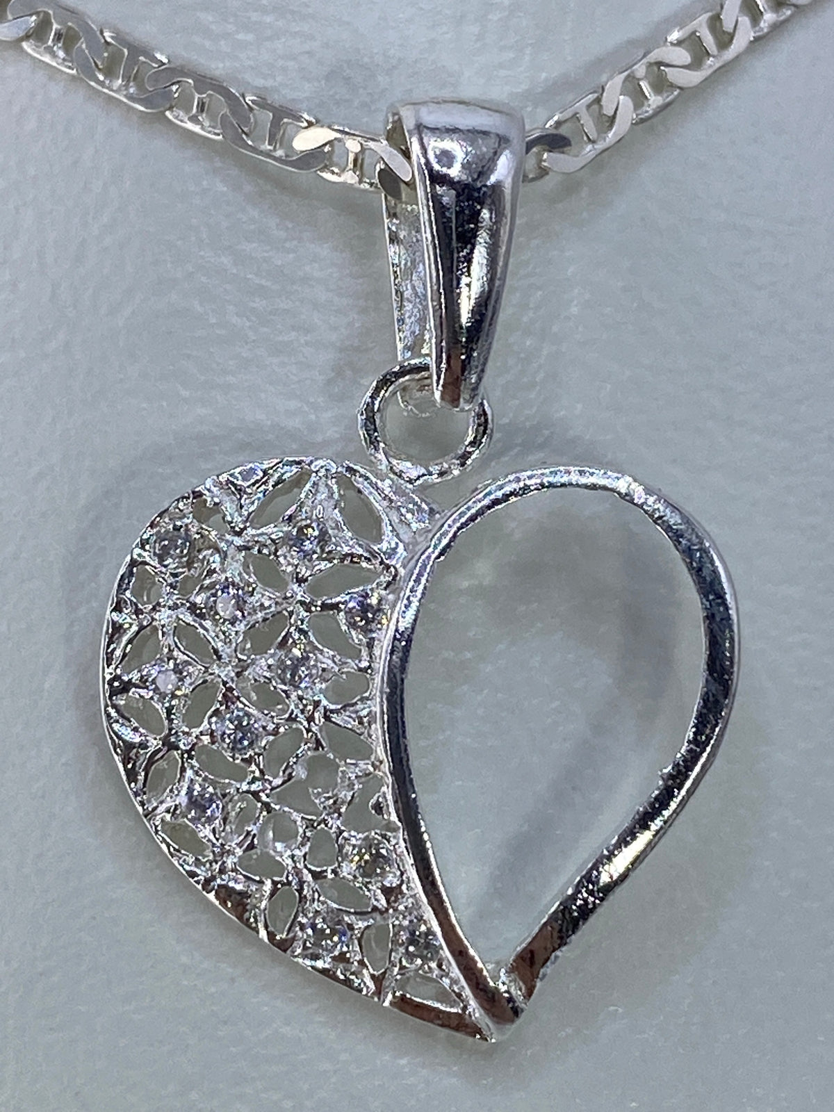 Dije en forma de corazón de plata 925 con textura repujada floral