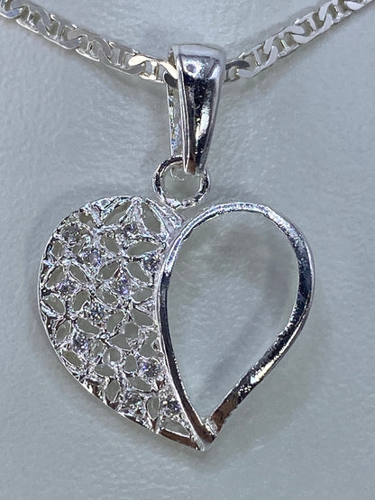 Detalle del repujado a mano en el corazón de plata de Taxco
