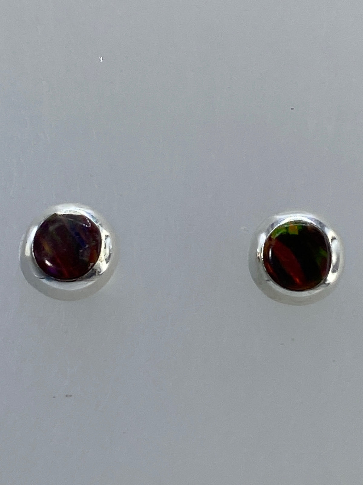 Par de aretes de plata 925 con ópalo de fuego multicolor en tonos ámbar y verde
