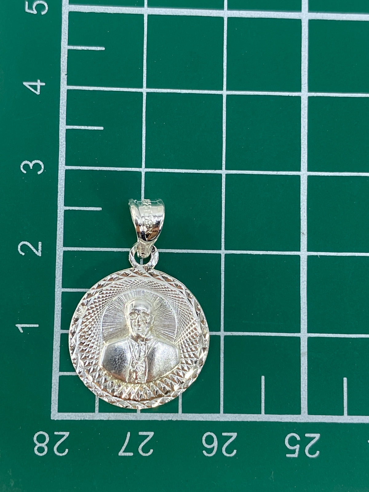 Reverso liso del dije de plata 925 con Quinto grabado