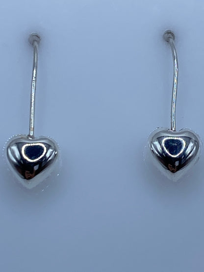 Aretes de plata sobre regla mostrando largo de 2.4 cm