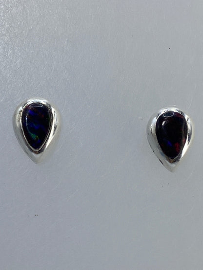 Par de aretes de plata con ópalo de fuego multicolor visto de frente