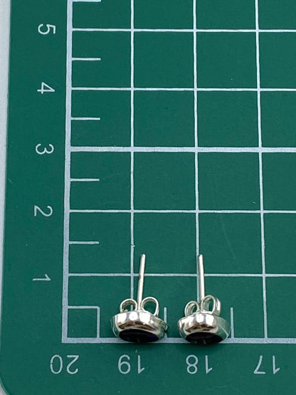 Aretes en báscula mostrando peso de 0.82 g y el Quinto 925