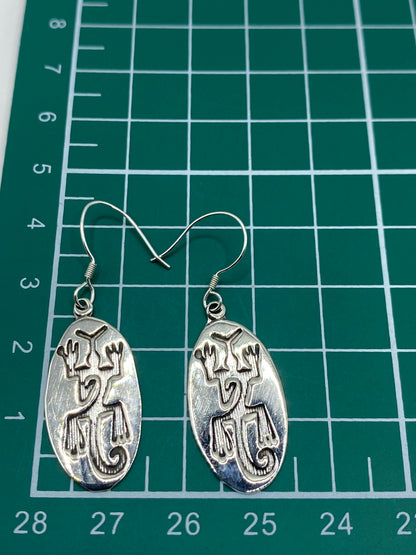 Aretes en escala de medición mostrando largo de 4.4 cm