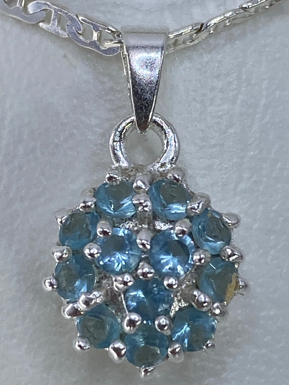 Detalle del engaste de circonia azul cielo en plata 925 de Taxco