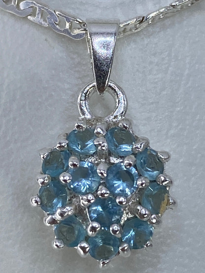 Detalle del engaste de circonia azul cielo en plata 925 de Taxco