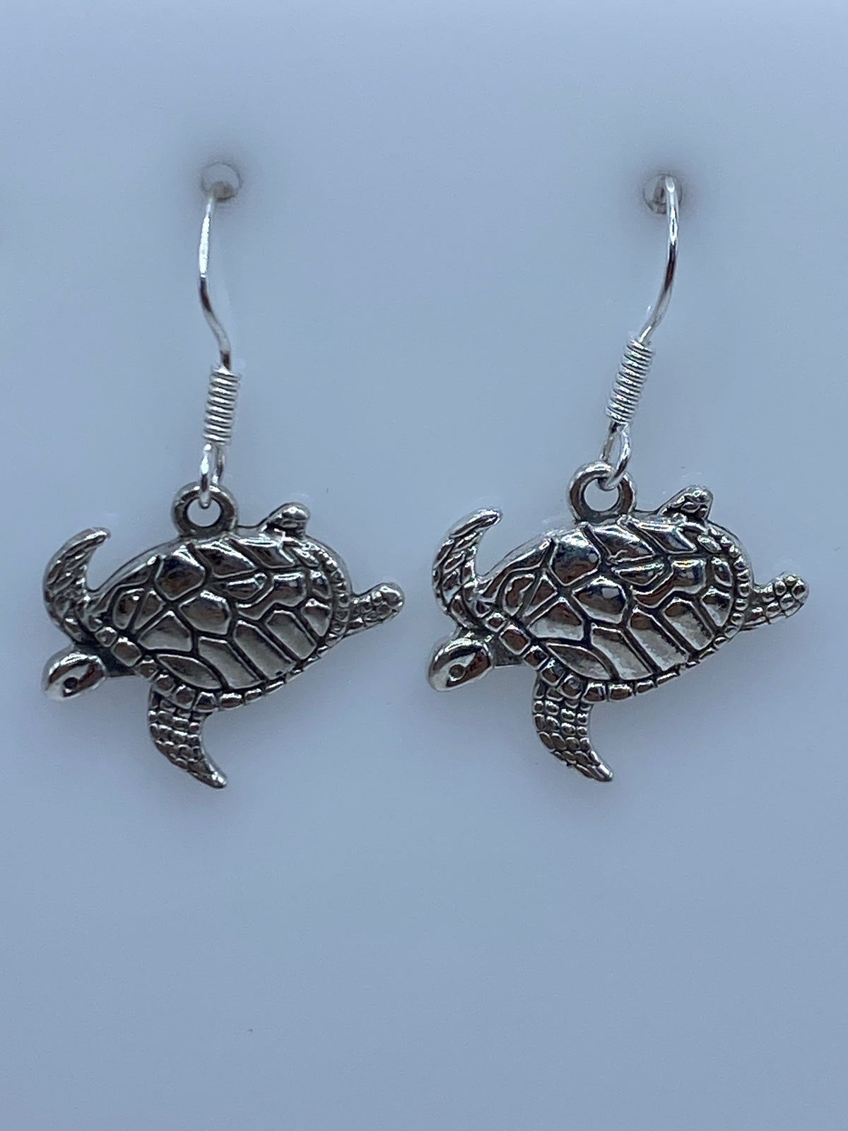 Aretes de tortuga marina en plata 925, vista frontal del par completo