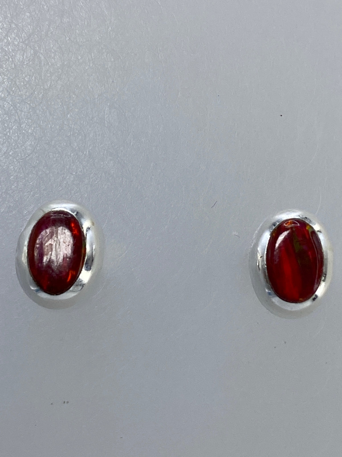Par de aretes de plata con ópalo de fuego multicolor en tonos naranja, rojo y amarillo