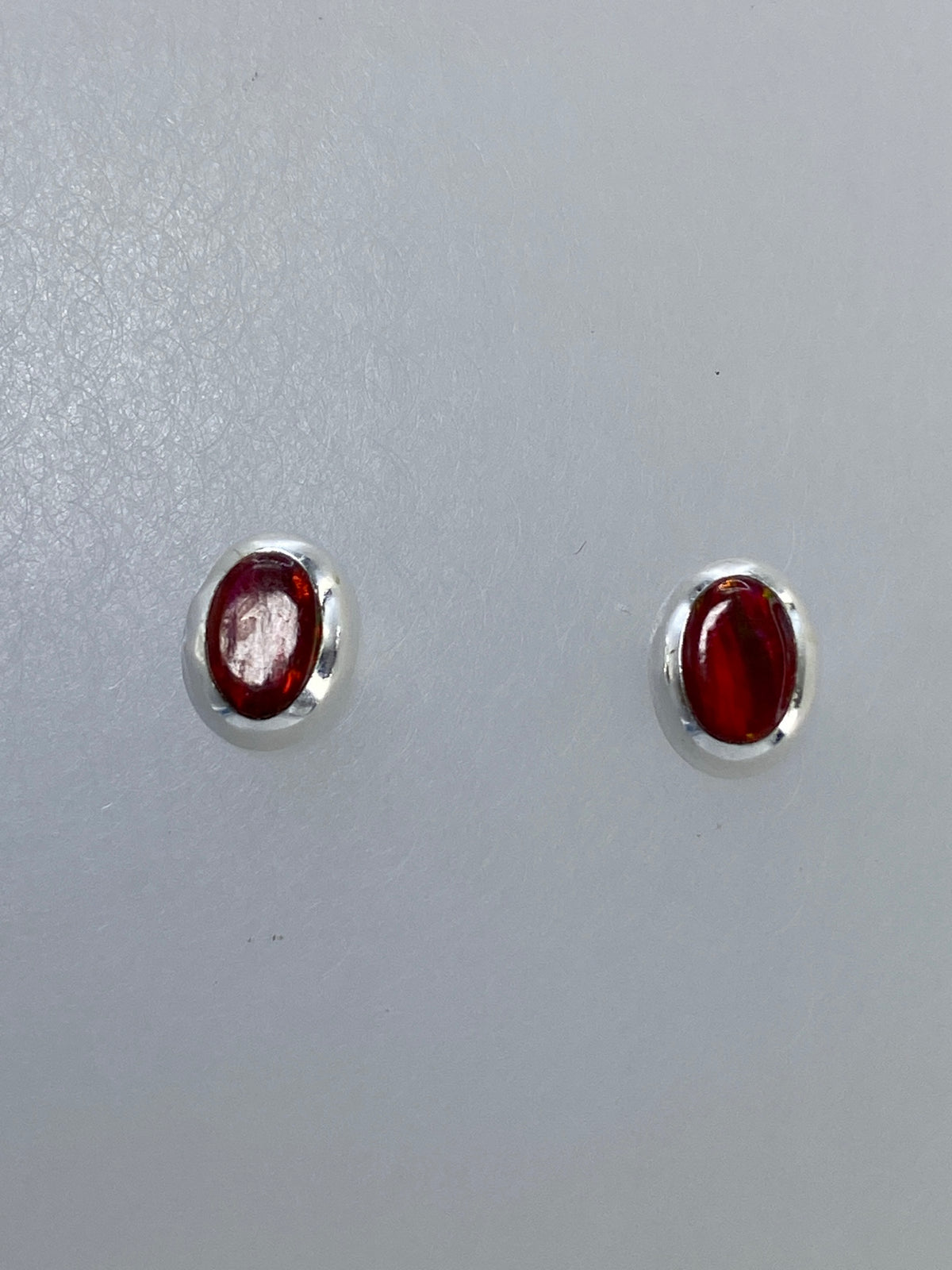 Aretes engastados a mano en plata 925 con ópalo de fuego brillo