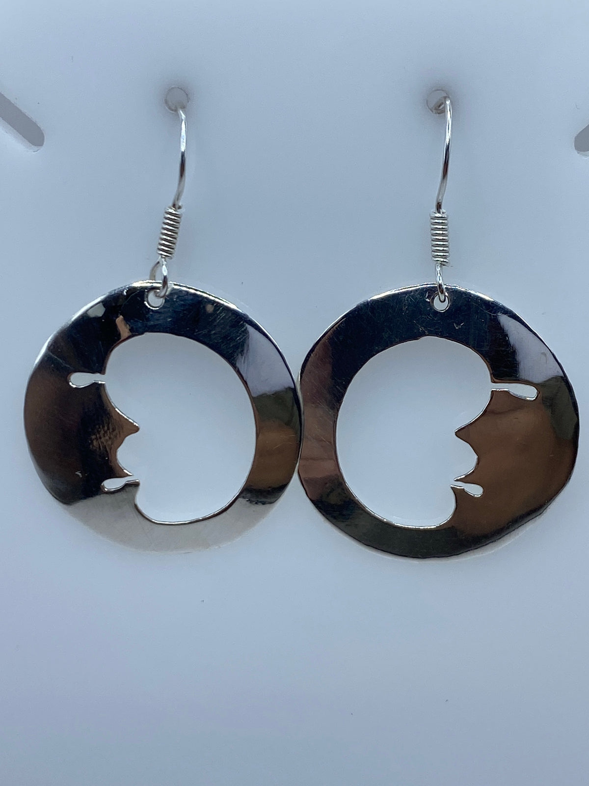 Aretes de plata luna en gancho, detalle del cierre de plata 925