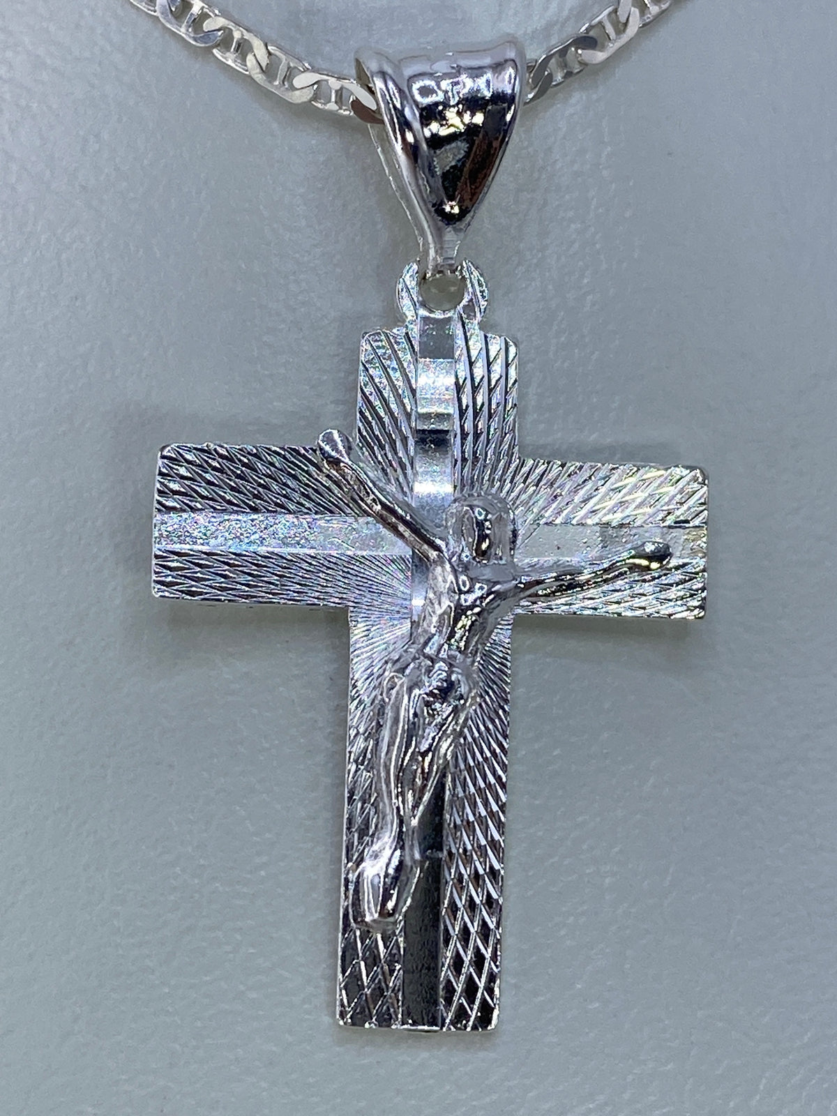 Dije cruz de plata repujada de Taxco 925 con cadena plateada