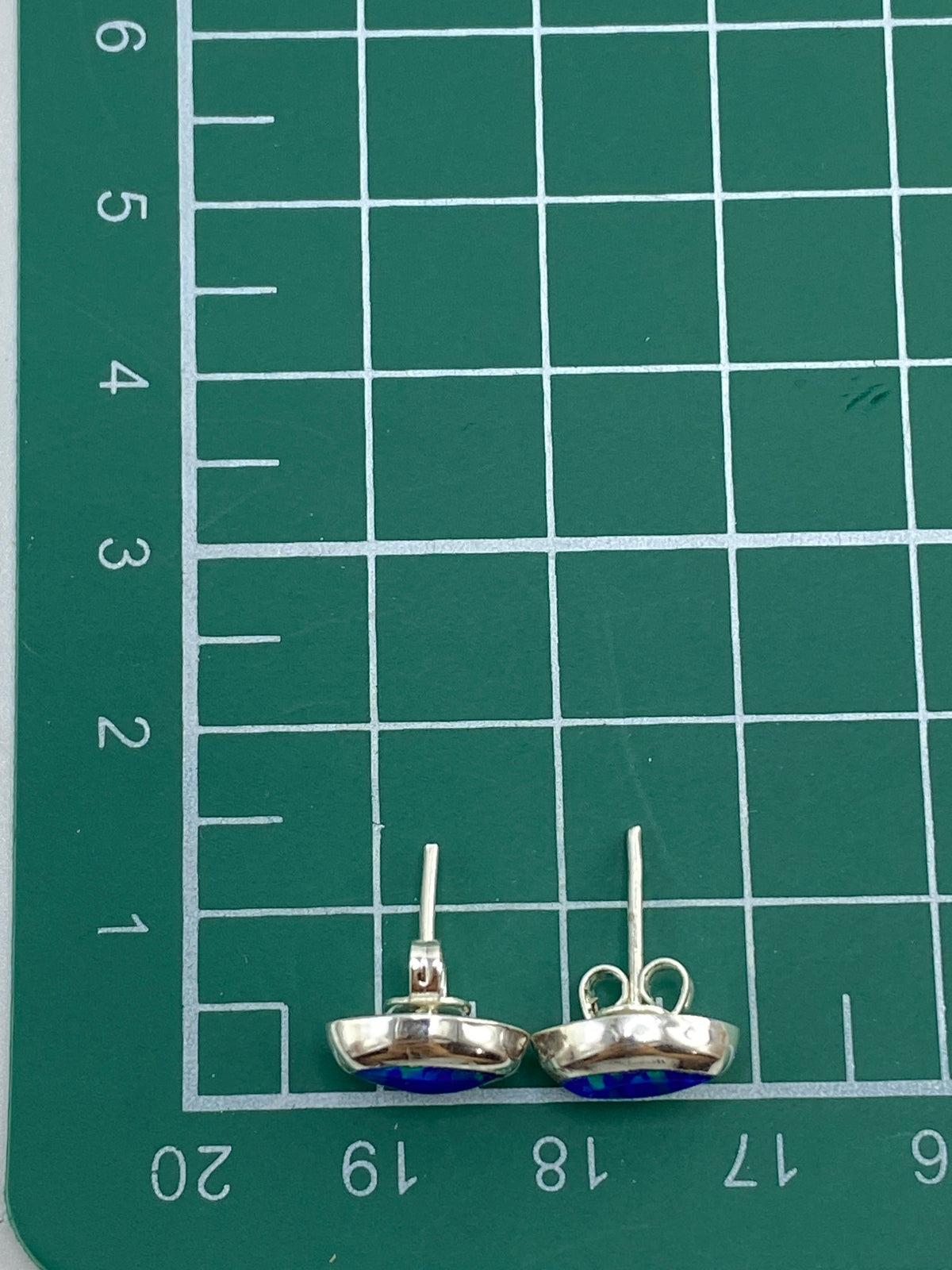Aretes sobre fondo blanco mostrando el Quinto 925 en la base