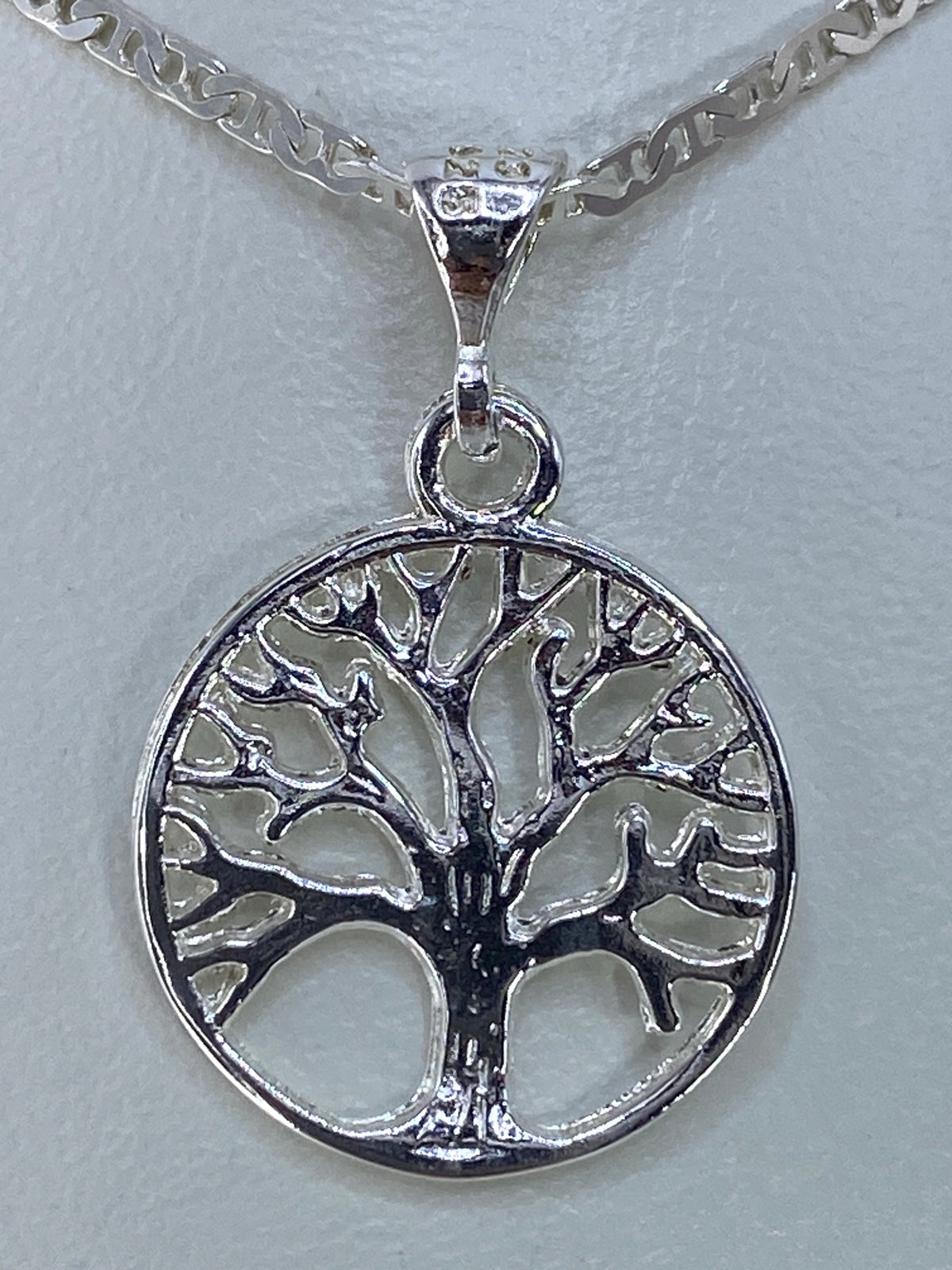 Dije de plata 925 con Árbol de la Vida en relieve repujado, colgando de cadena