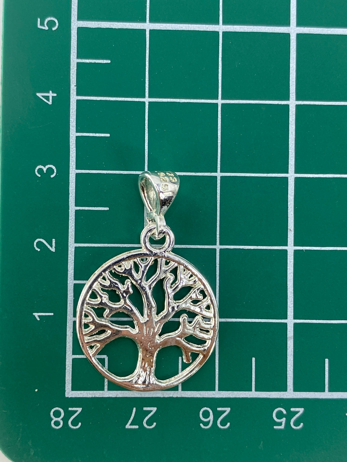 Detalle del Quinto 925 en la parte superior del dije de plata