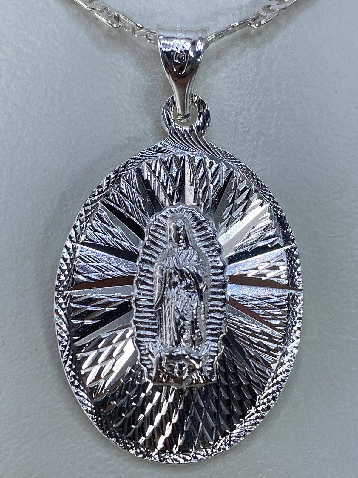 Virgen de Guadalupe en relieve martillado a mano, detalle del rostro y manto